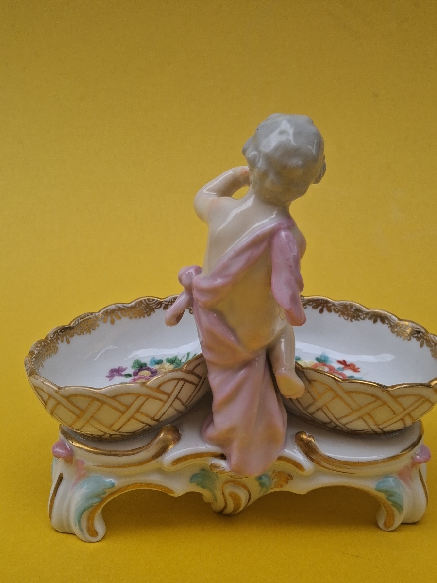 Double saleron en porcelaine allemande , à décor de vannerie et putti -photo-2