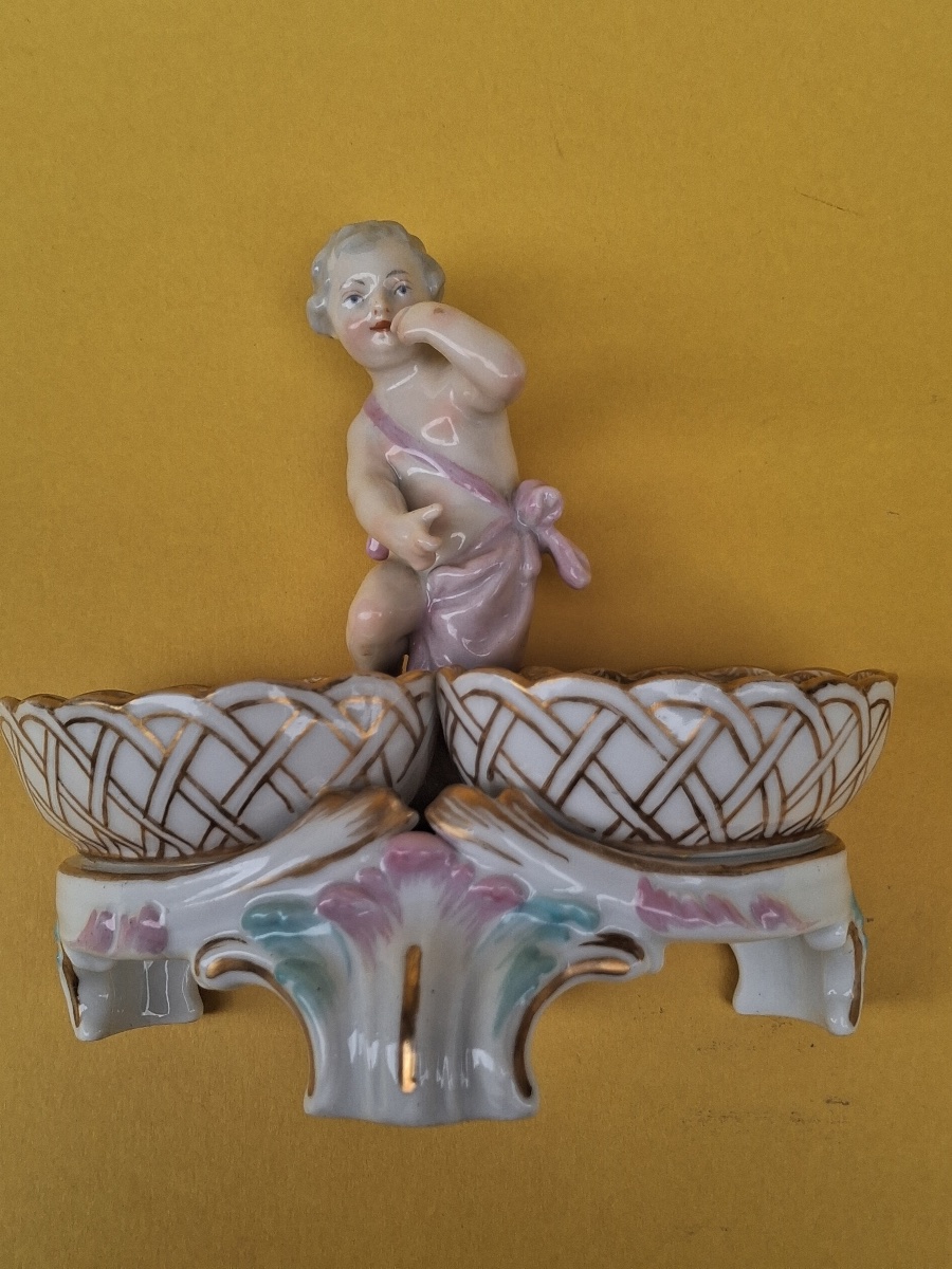 Double saleron en porcelaine allemande , à décor de vannerie et putti -photo-1