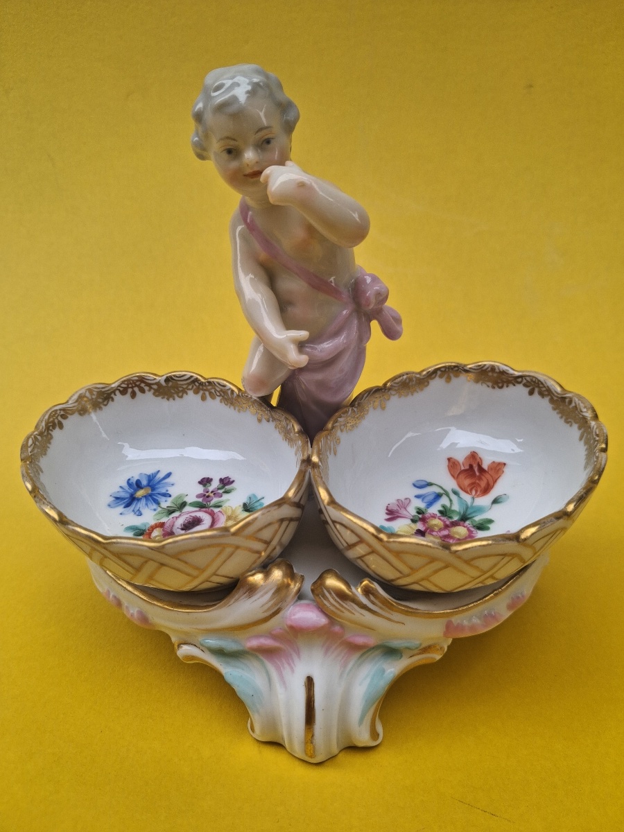 Double saleron en porcelaine allemande , à décor de vannerie et putti 