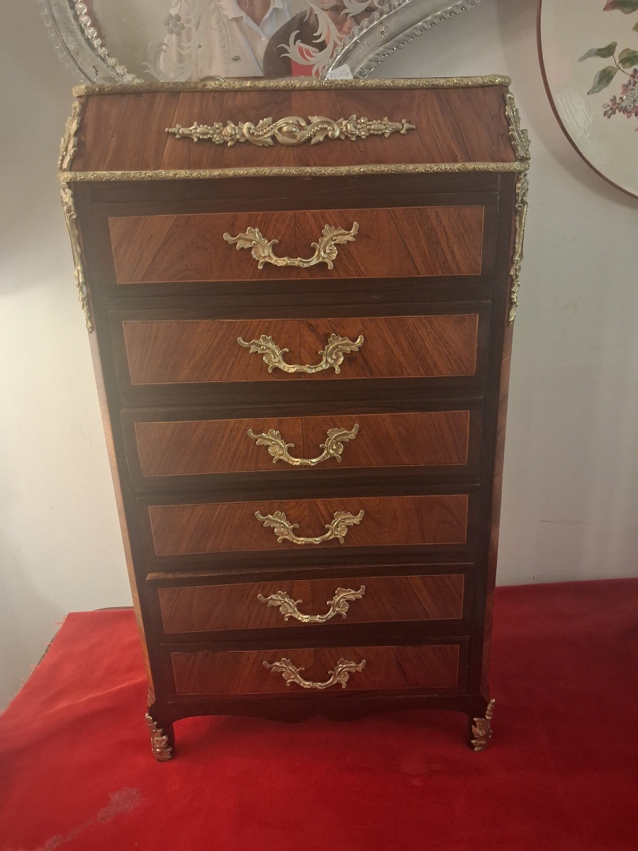 Meuble de maîtrise : chiffonnier marqueté , de style Louis XV , époque XIX ème .