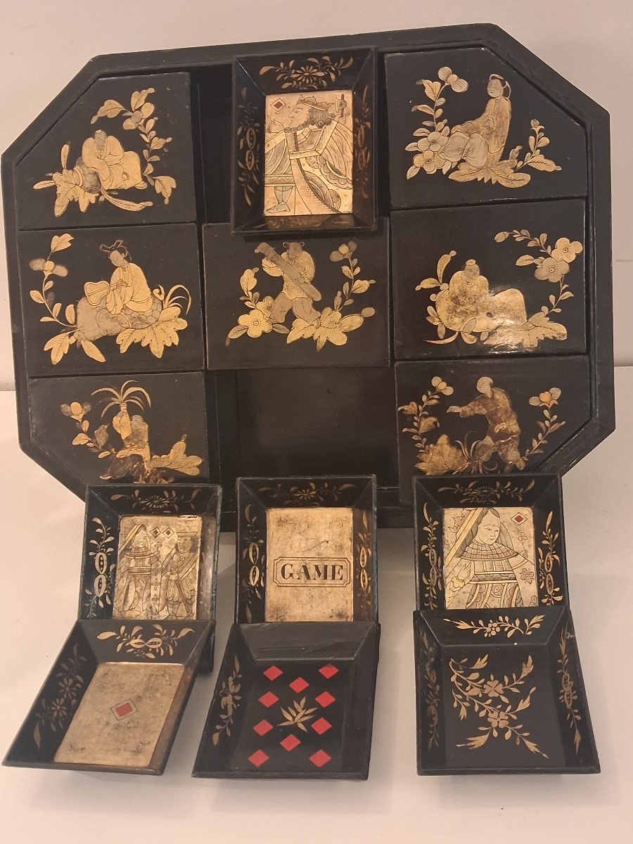 Grande boite à jeu chinoise , en laque noire et dorée ,complète , Canton XIX ème -photo-4