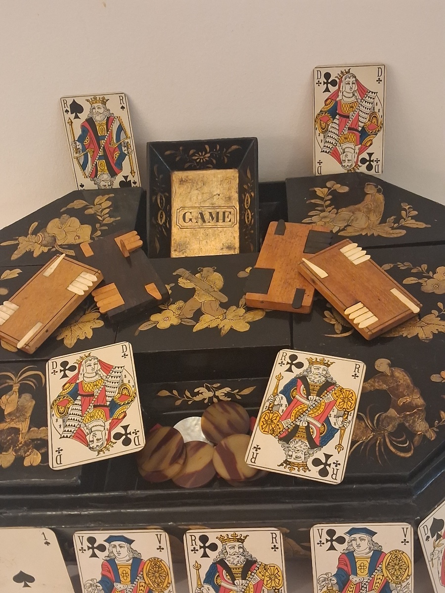 Grande boite à jeu chinoise , en laque noire et dorée ,complète , Canton XIX ème -photo-7