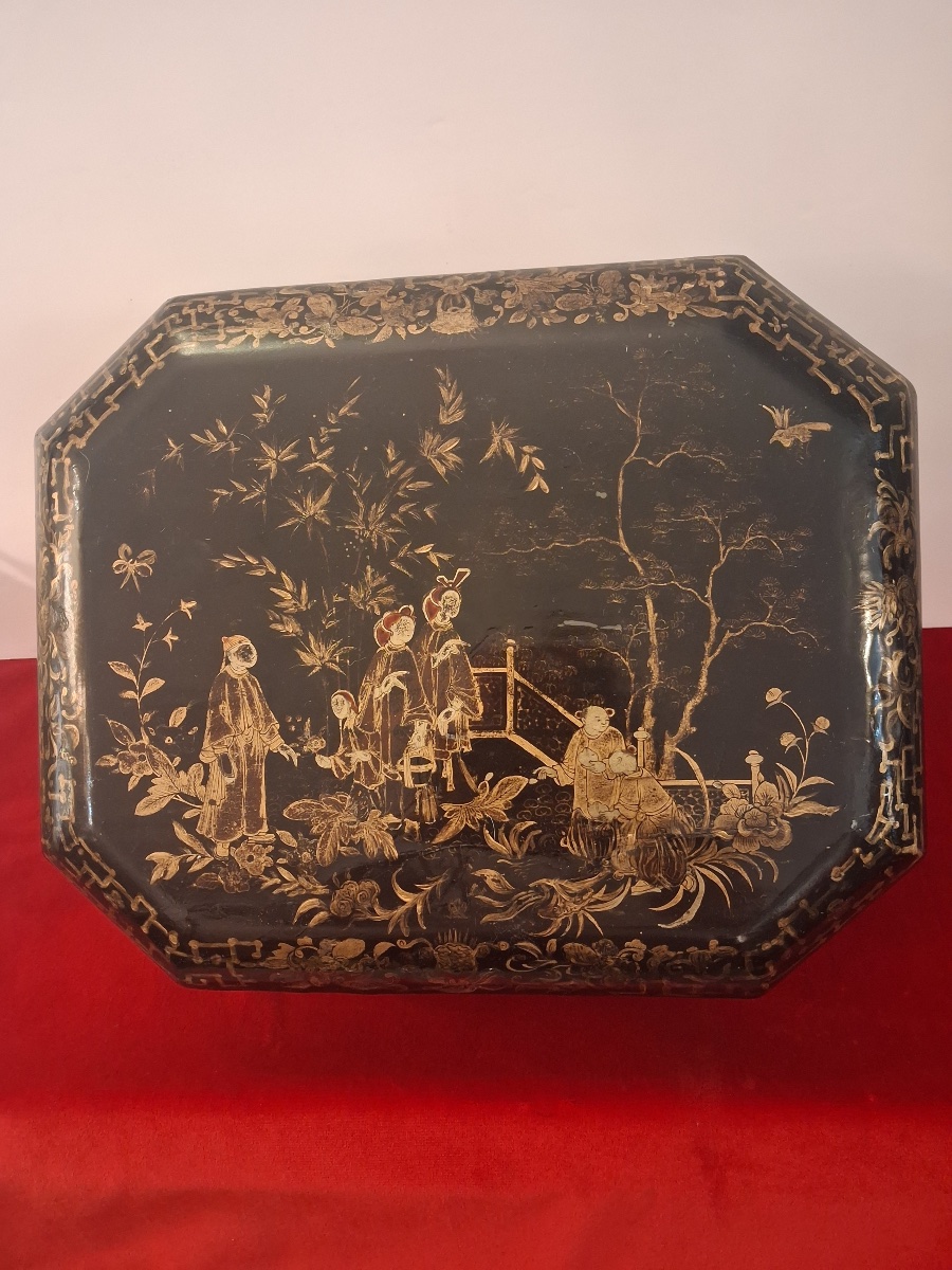 Grande boite à jeu chinoise , en laque noire et dorée ,complète , Canton XIX ème 