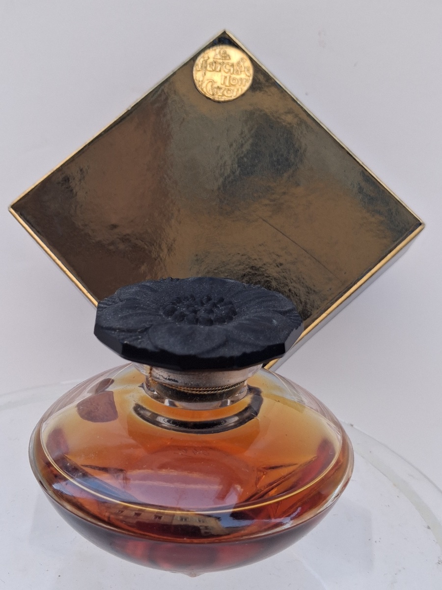 A Bottle Of Caron's "le Narcisse Noir" Perfume In Its Original Box From The Early 20th Century-photo-2