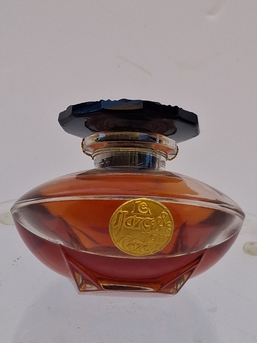 A Bottle Of Caron's "le Narcisse Noir" Perfume In Its Original Box From The Early 20th Century-photo-3