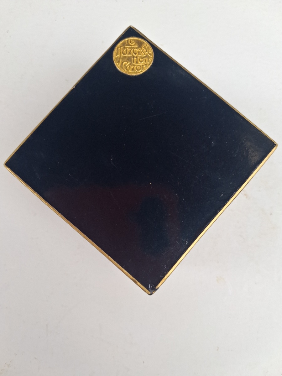 A Bottle Of Caron's "le Narcisse Noir" Perfume In Its Original Box From The Early 20th Century-photo-2