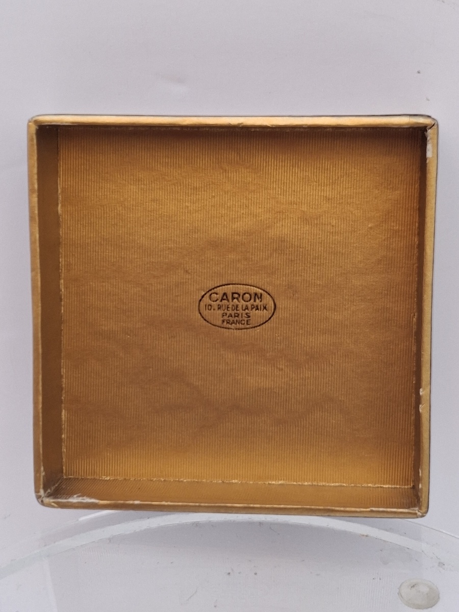 A Bottle Of Caron's "le Narcisse Noir" Perfume In Its Original Box From The Early 20th Century-photo-5