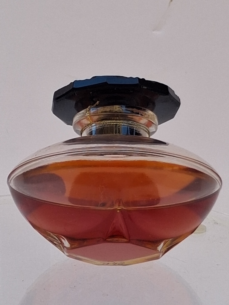 A Bottle Of Caron's "le Narcisse Noir" Perfume In Its Original Box From The Early 20th Century-photo-6