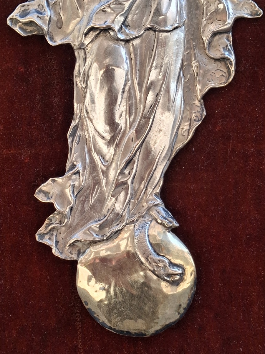 Tableau religieux de dévotion :  la Vierge Marie  , en argent massif repoussé, cadre  en bois -photo-1