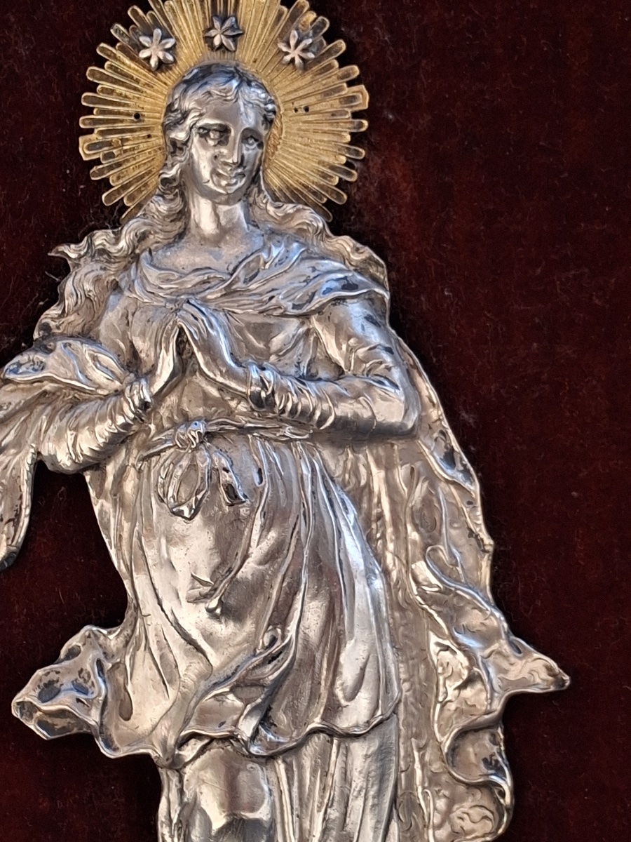 Tableau religieux de dévotion :  la Vierge Marie  , en argent massif repoussé, cadre  en bois -photo-2