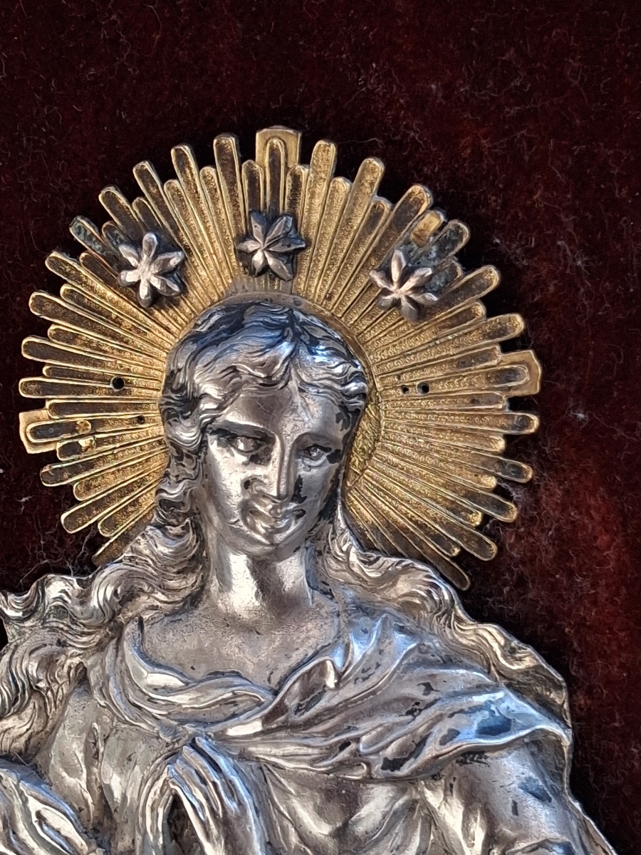 Tableau religieux de dévotion :  la Vierge Marie  , en argent massif repoussé, cadre  en bois -photo-4