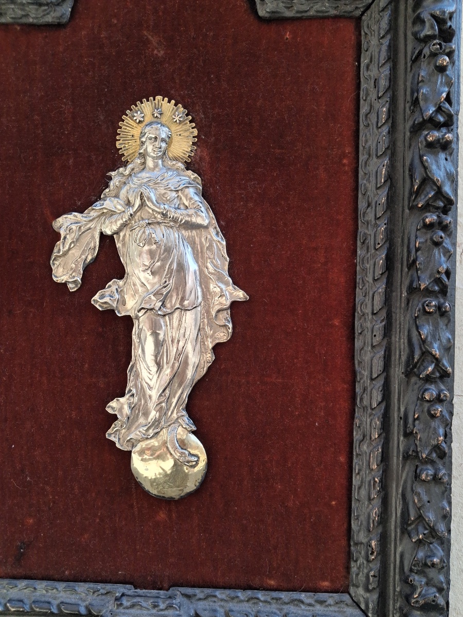 Tableau religieux de dévotion :  la Vierge Marie  , en argent massif repoussé, cadre  en bois -photo-5