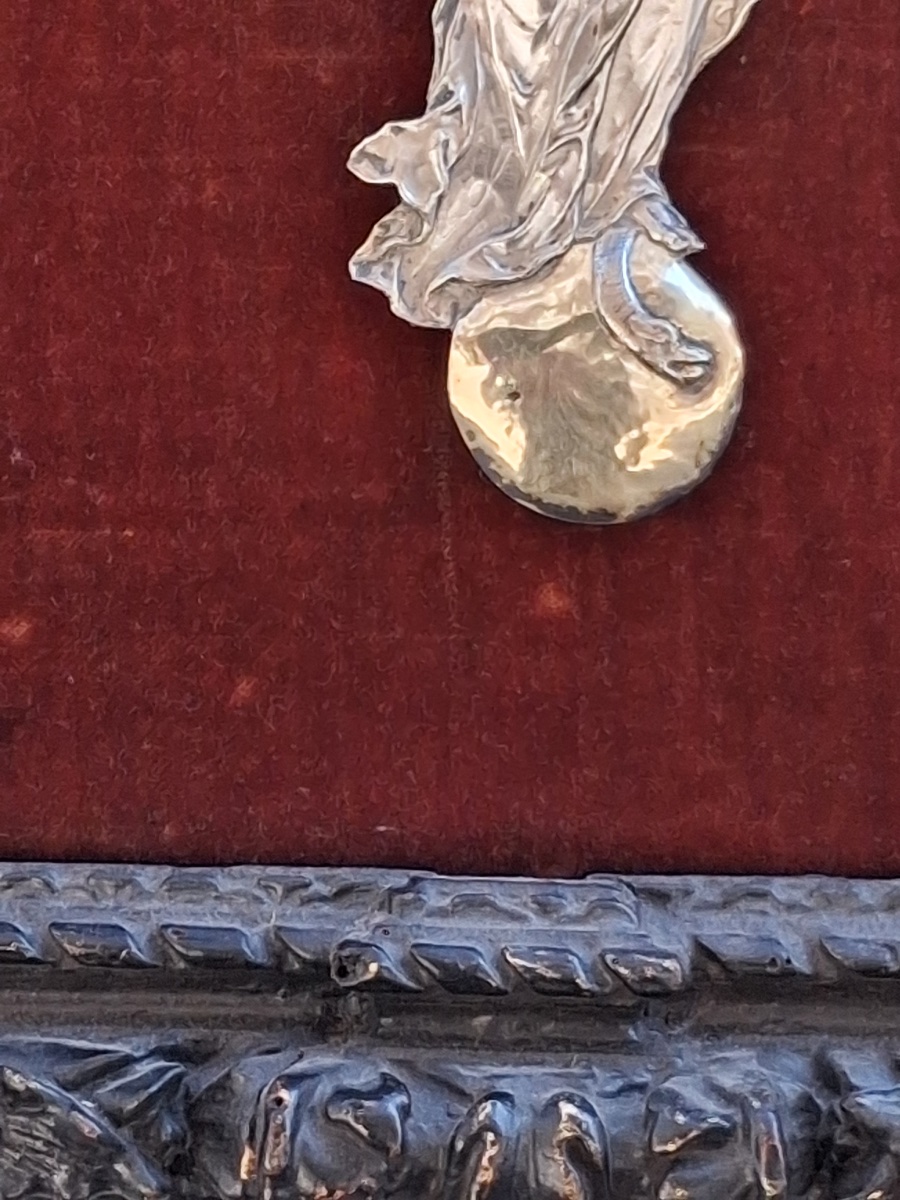 Tableau religieux de dévotion :  la Vierge Marie  , en argent massif repoussé, cadre  en bois -photo-6