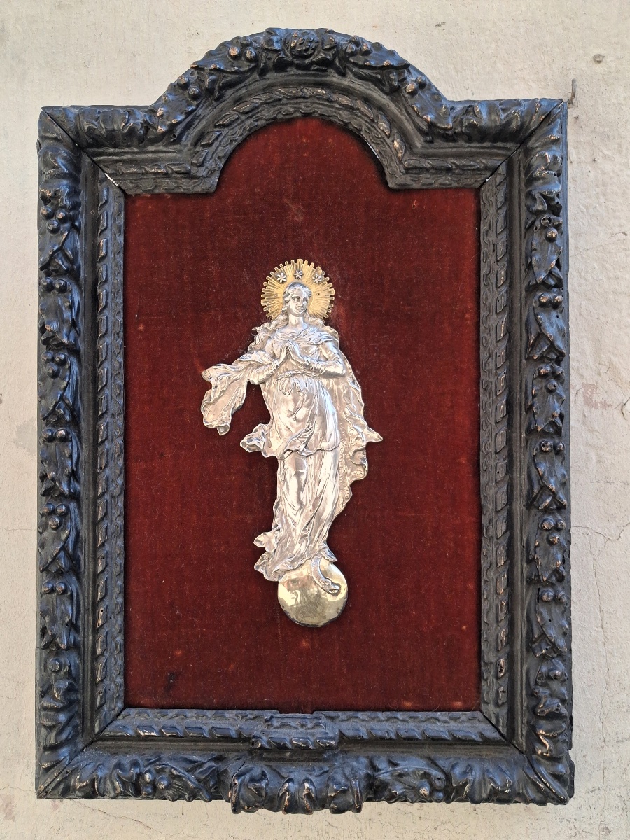 Tableau religieux de dévotion :  la Vierge Marie  , en argent massif repoussé, cadre  en bois 
