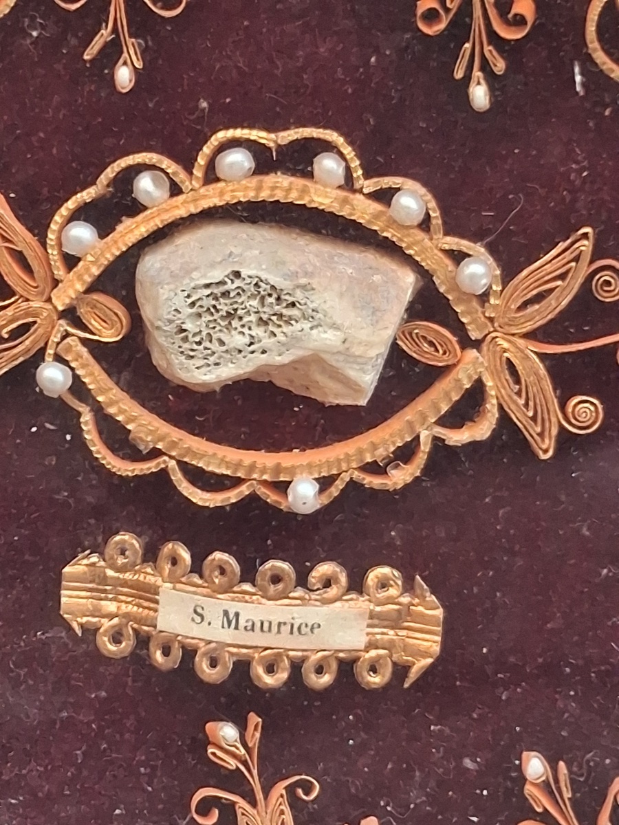 Reliquaire à paperolles , relique de St Maurice ,au revers les quatre sceaux originaux XIX ème-photo-2
