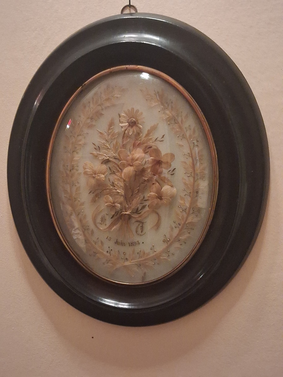 Travail de cheveux en bouquet dans un cadre au verre bombé époque NAPOLÉON III