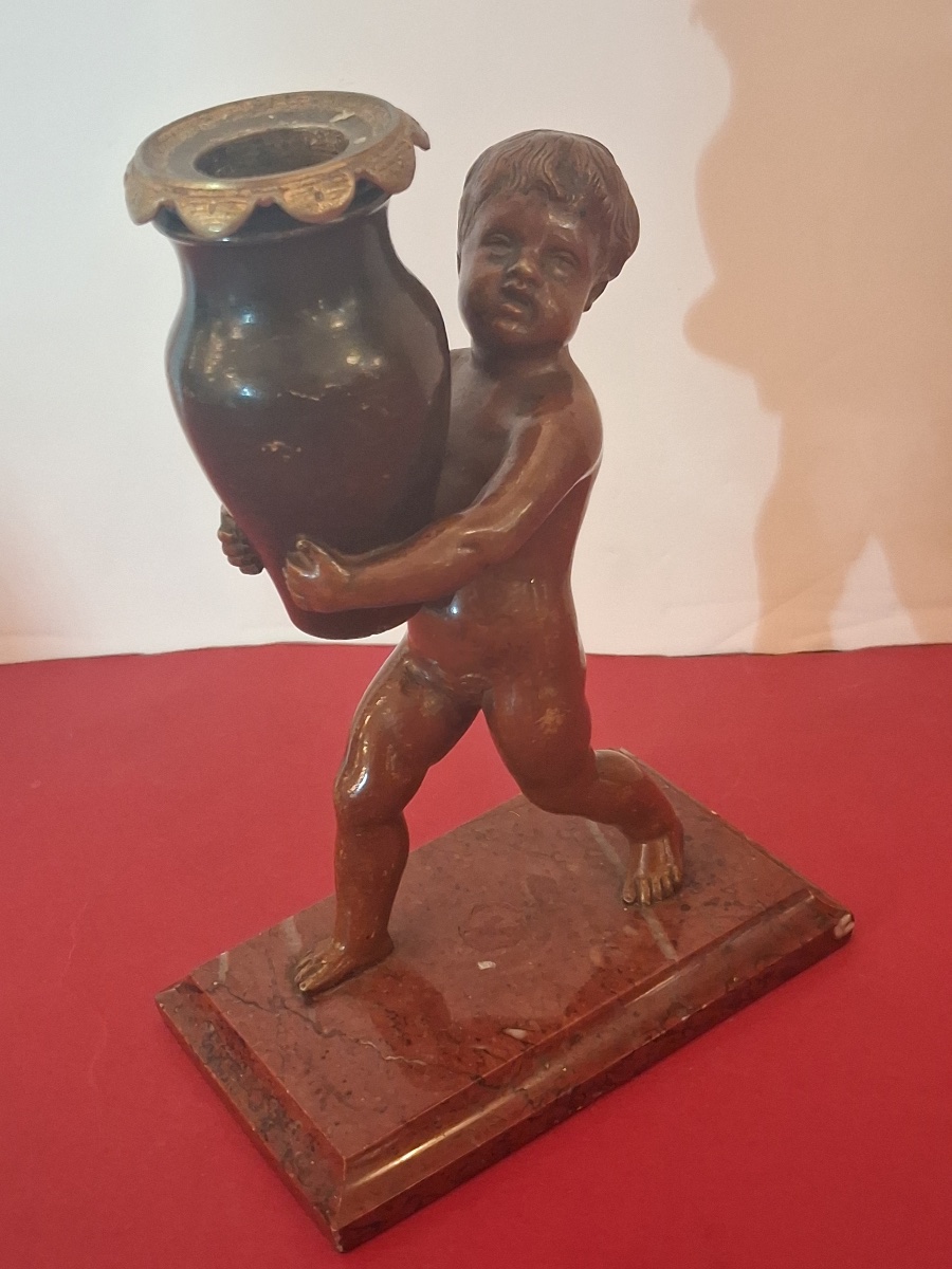 Dans le goût d'Auguste Moreau, (1834-1917) Putti en bronze , tenant un vase formant bougeoir -photo-3