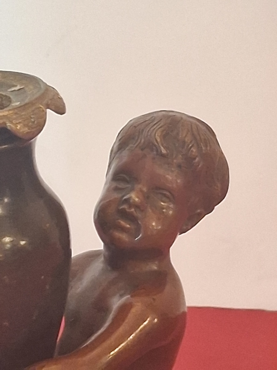 Dans le goût d'Auguste Moreau, (1834-1917) Putti en bronze , tenant un vase formant bougeoir -photo-1