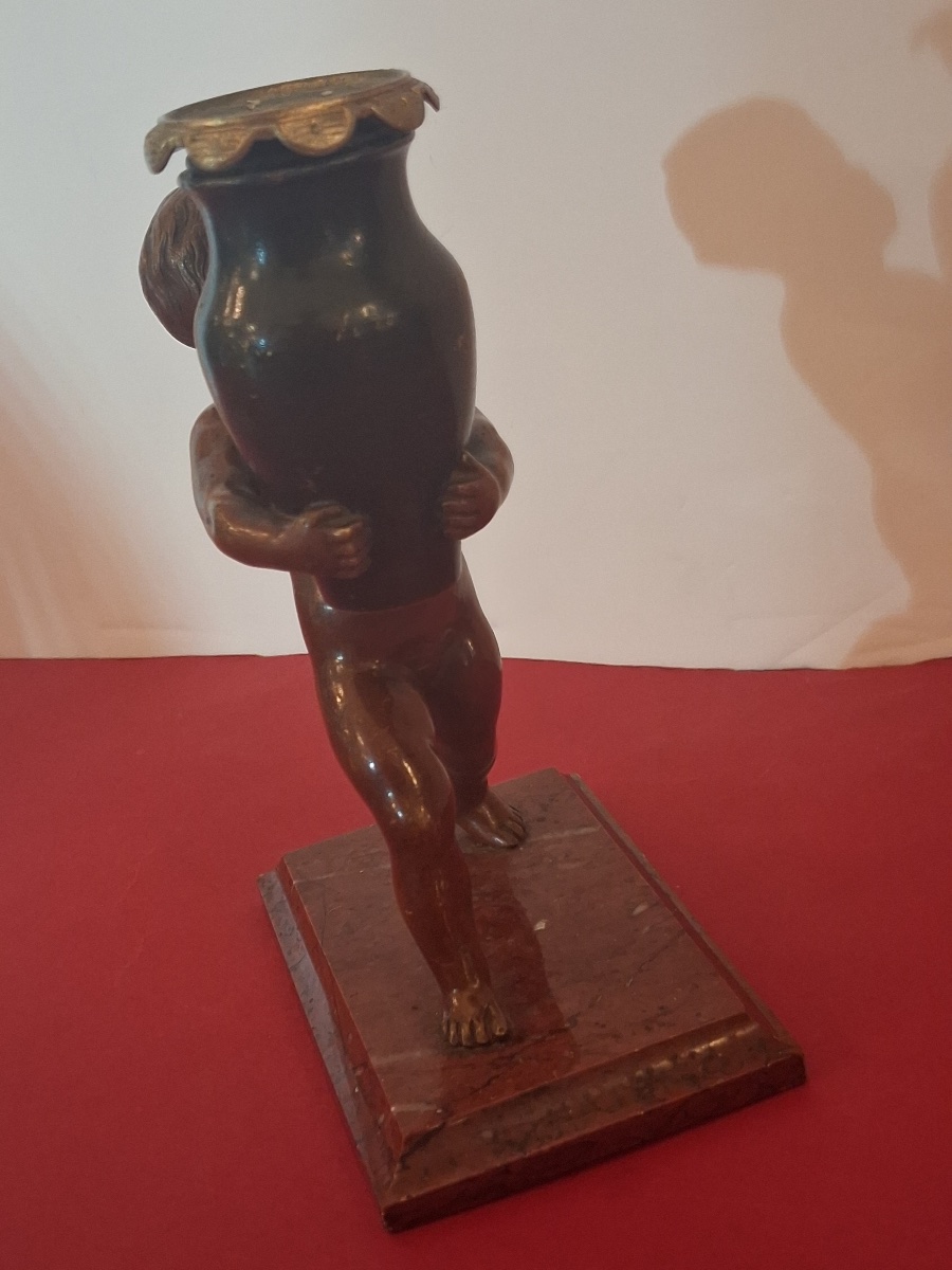 Dans le goût d'Auguste Moreau, (1834-1917) Putti en bronze , tenant un vase formant bougeoir -photo-2
