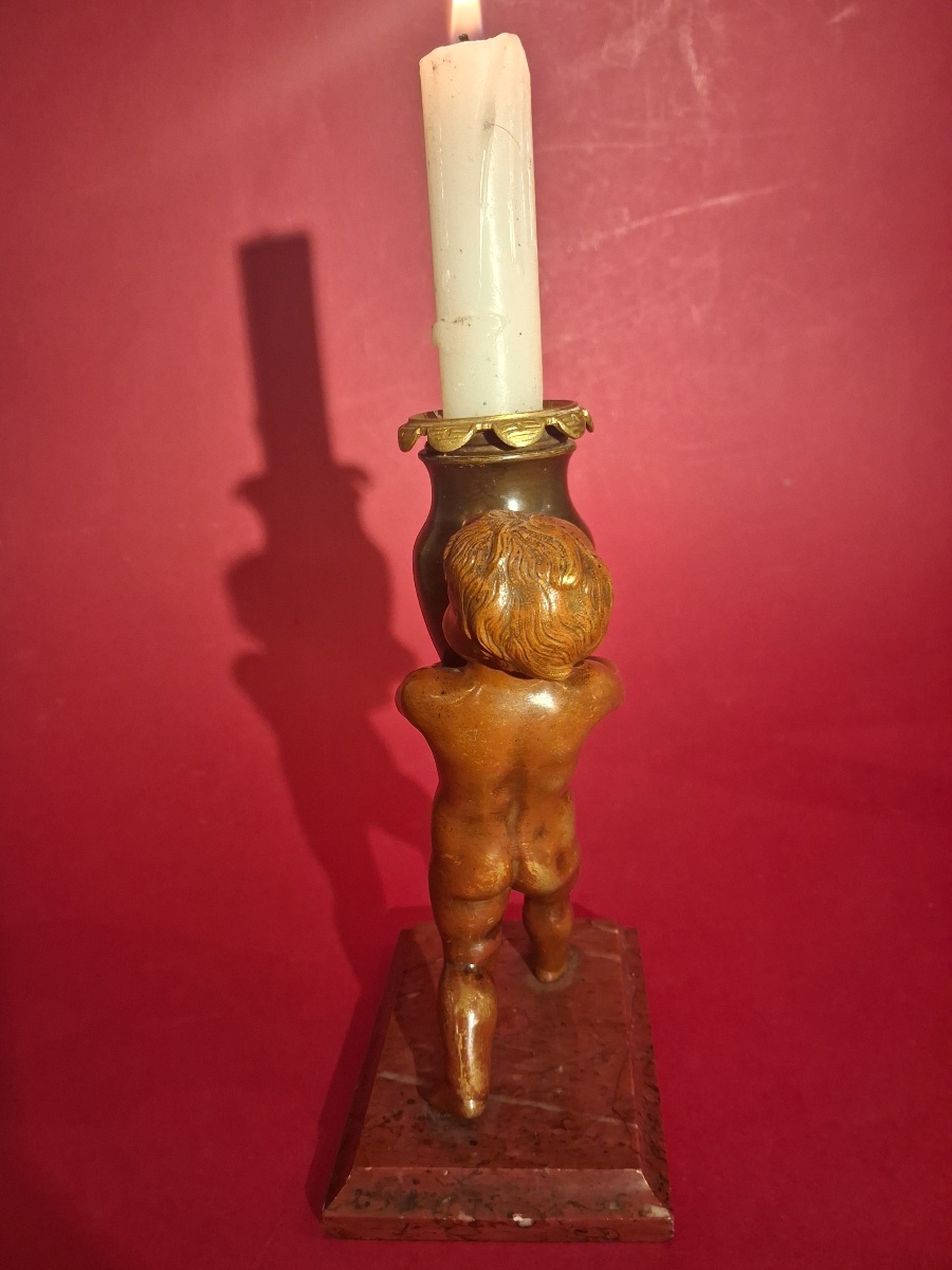Dans le goût d'Auguste Moreau, (1834-1917) Putti en bronze , tenant un vase formant bougeoir -photo-3