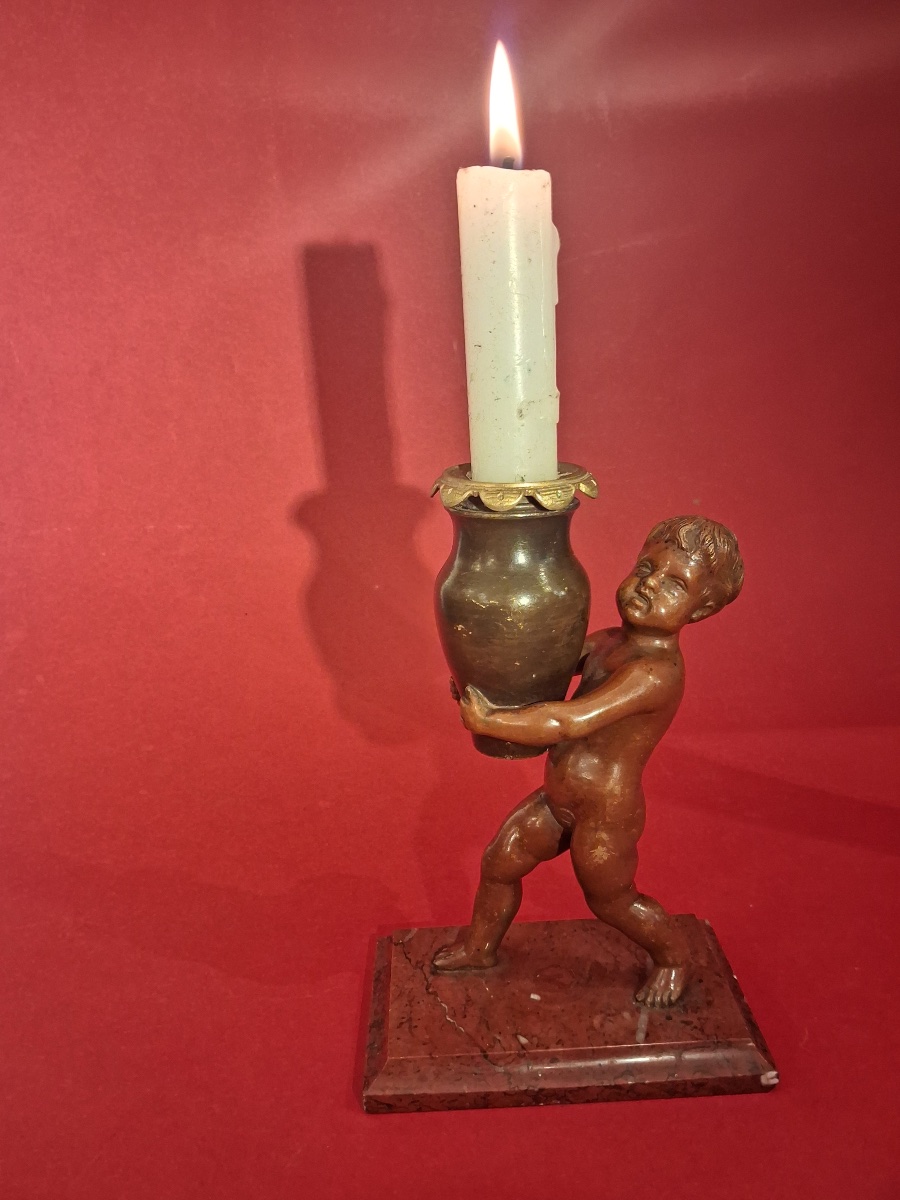 Dans le goût d'Auguste Moreau, (1834-1917) Putti en bronze , tenant un vase formant bougeoir -photo-4