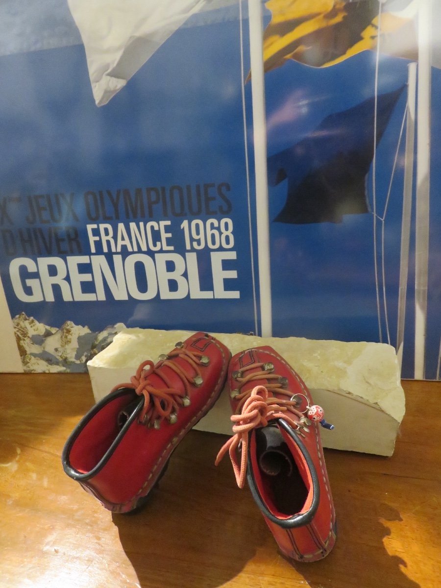 Paire De Chaussures De Ski d'Enfant Le Trappeur éditée Pour Les Jeux Olympiques De 1968-photo-2