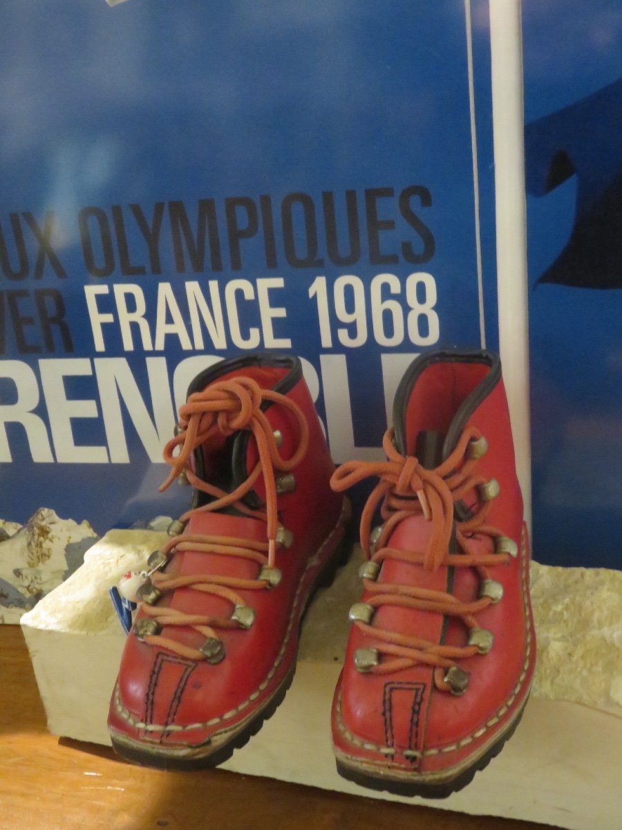 Paire De Chaussures De Ski d'Enfant Le Trappeur éditée Pour Les Jeux Olympiques De 1968