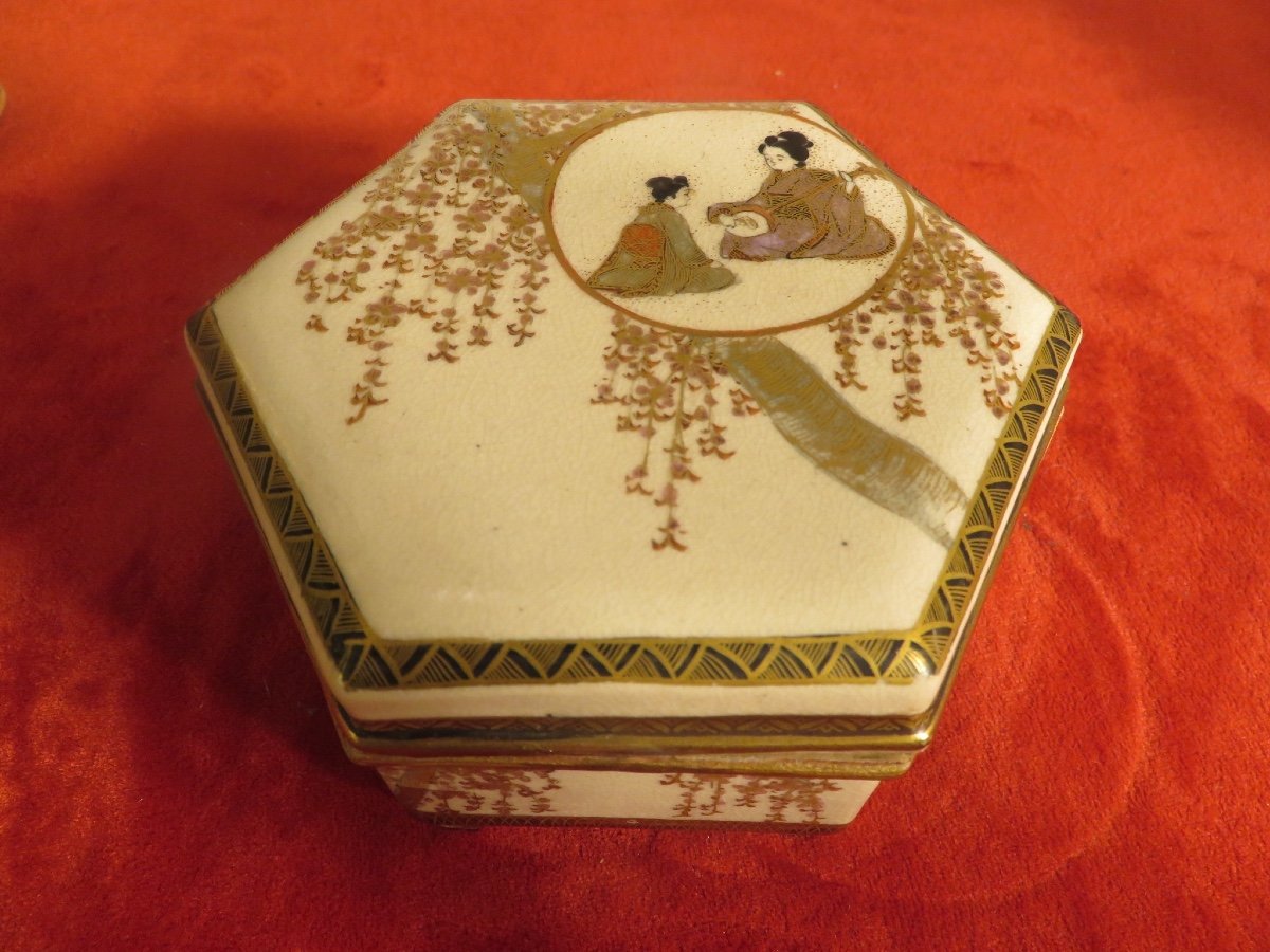 Polychrome And Gold Satsuma Earthenware Box Meiji Period (1862-1912)