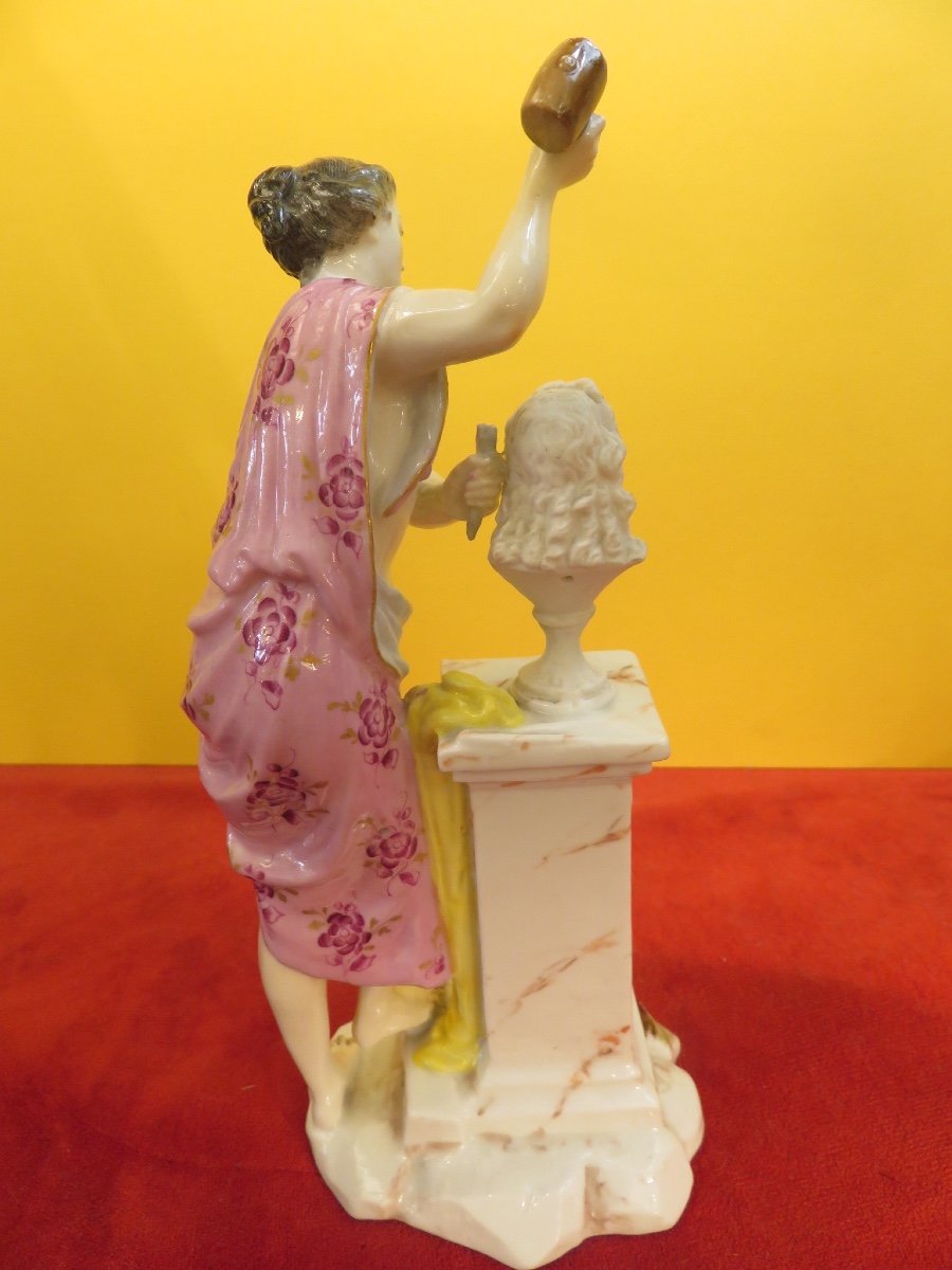 Groupe en porcelaine polychrome  et biscuit : femme sculptant un buste  -photo-4