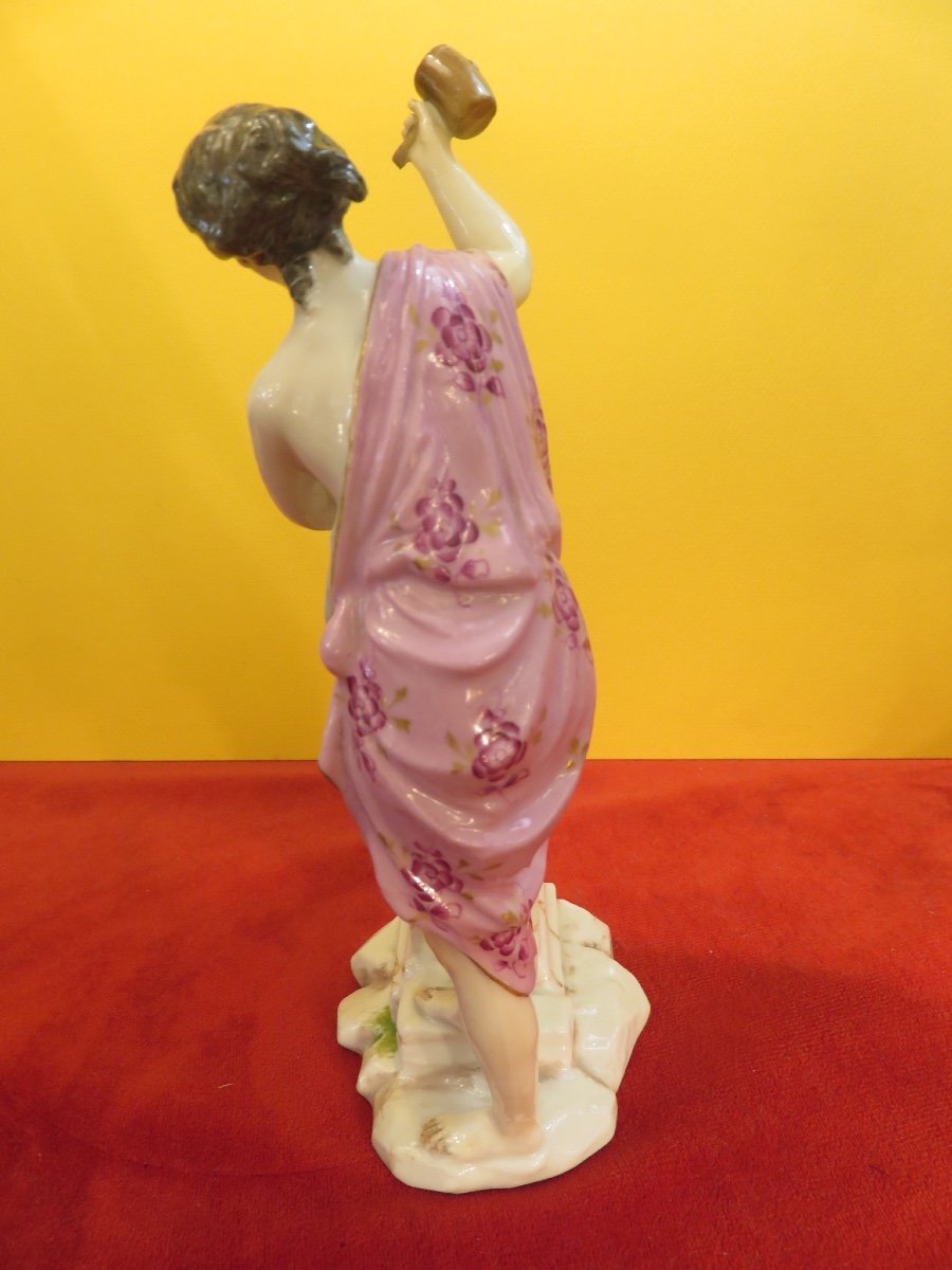 Groupe en porcelaine polychrome  et biscuit : femme sculptant un buste  -photo-1
