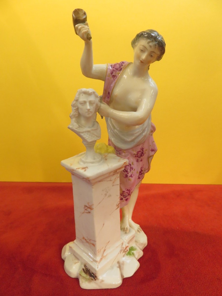 Groupe en porcelaine polychrome  et biscuit : femme sculptant un buste  -photo-3