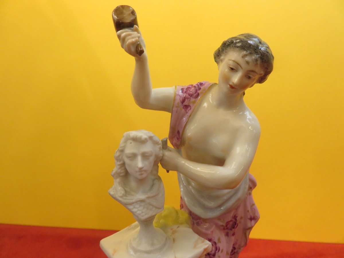 Groupe en porcelaine polychrome  et biscuit : femme sculptant un buste  -photo-4