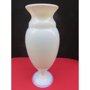 Vase balustre en opaline blanche  XIX ème  ( Hauteur 37 cm )