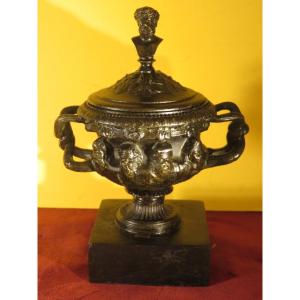 Vase  Cratère ou coupe couverte ,en bronze , sur pied douche à décor de faunes   XIX ème