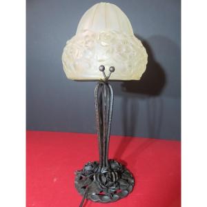 Lampe des années 1925 - 1930 en fer forgé , verre pressé au décor de fleurs 