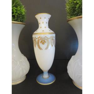 Vase en opaline savonneuse , doré or fin , signature Sèvres gravée XXème