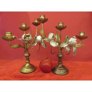 Paire de chandeliers d'époque Art Nouveau en laiton et laiton argenté décor de fleurs d'iris 