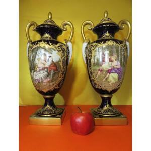 Paire de vases couverts en porcelaine polychrome dans le goût de Sèvres ,signés Garnier XIX ème