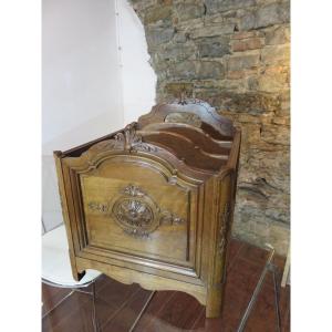Porte revues  ou porte livres ,  en noyer massif , sculpté , XIX ème