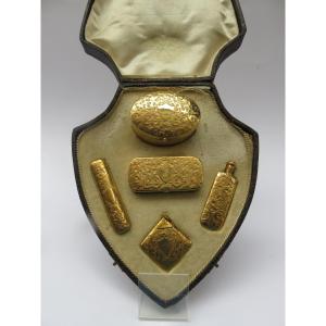 Nécessaire d'objets de toilette, en laiton repoussé , avec blason,  dans le coffret d'origine 