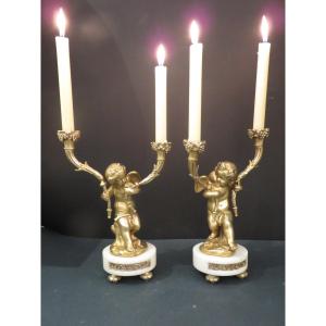 Paire de candélabres aux putti  à deux feux , en bronze doré et marbre blanc XIX ème