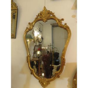 Miroir de forme violonnée , en bois doré à la feuille d'or  de style Louis XV HT 88 cm. XX ème 