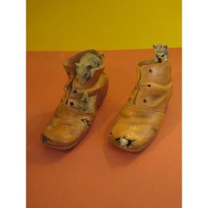 Deux  souliers en terre cuite , l'une avec chats l'autre avec souris début XXème