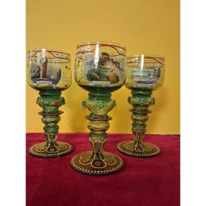 Trois verres à pied en cristal émaillé de Bohème 