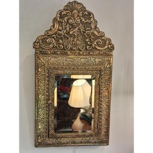 Miroir biseauté en laiton repoussé formant une boite porte clés 