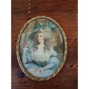 Miniature de forme ovale d'une femme lisant de style Louis XVI , encadrement en laiton ciselé