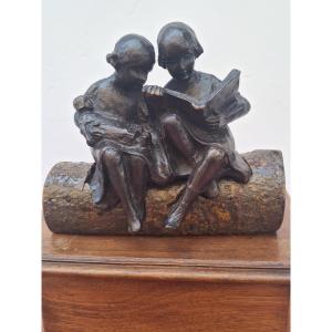 Bronze attribué à Becky Eiker ( 1942) USA , deux petites filles assises lisant XXème
