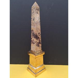 Obélisque en marbre monté sur un socle en laiton XX ème