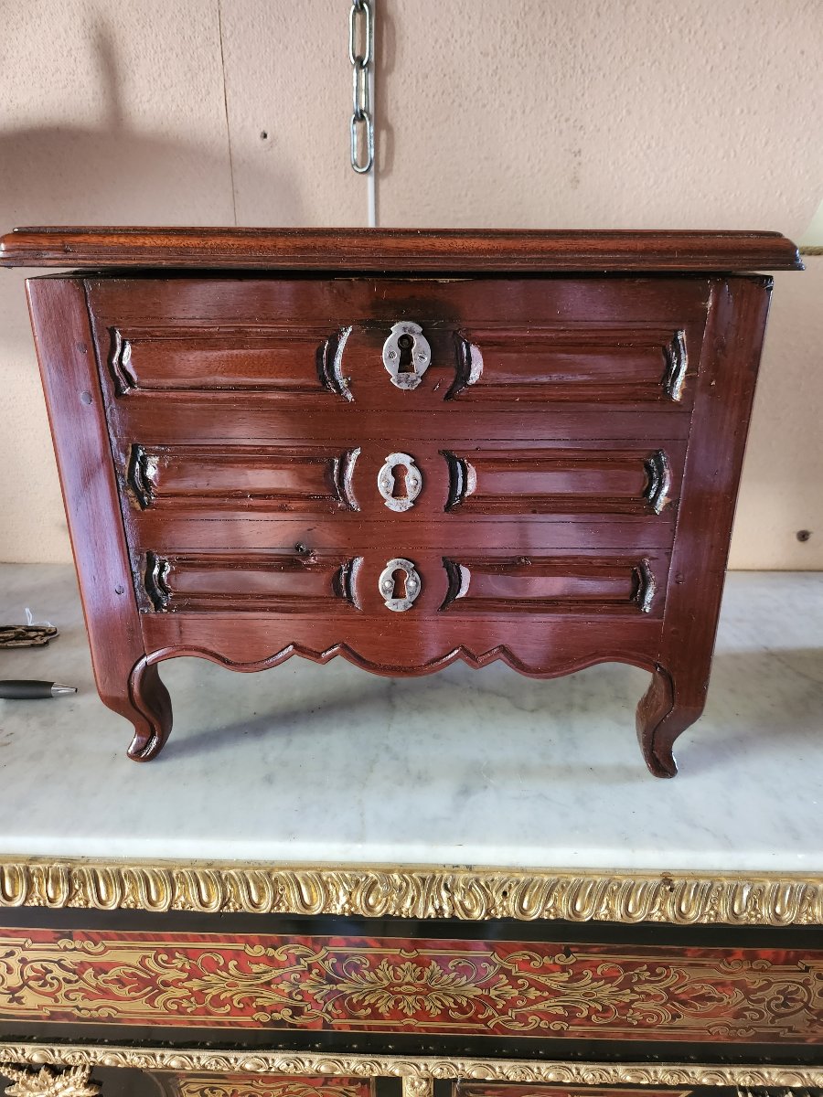 Master's Chest Of Drawers