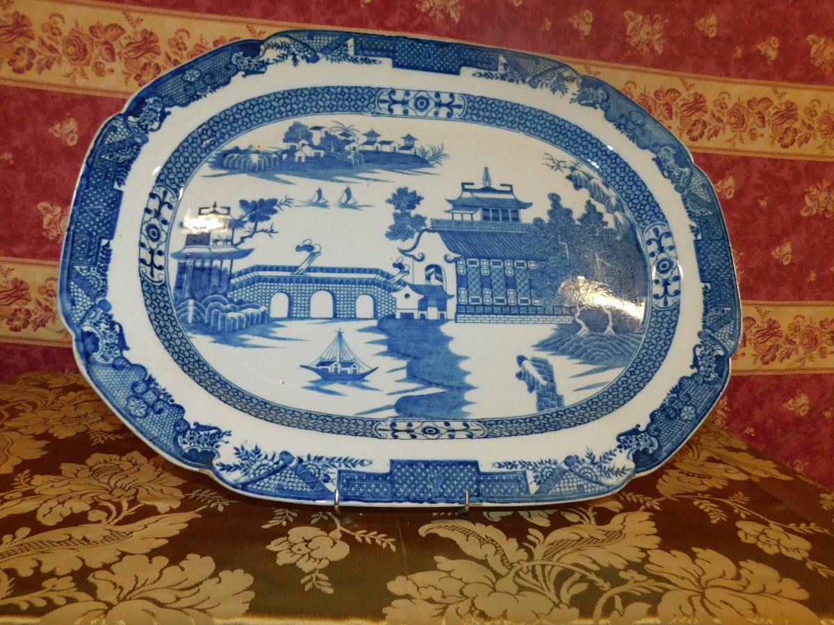 Grand Plat En Porcelaine